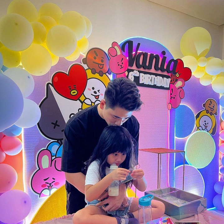 <p>Tak terasa, anak angkat Venna Melinda yakni Vania Athabina kini genap berusia 6 tahun lho. Sebelumnya, Venna mengadopsi Vania menjadi adik Verrel dan Athalla pada 2016.(Foto: Instagram @athallanaufal7)</p>