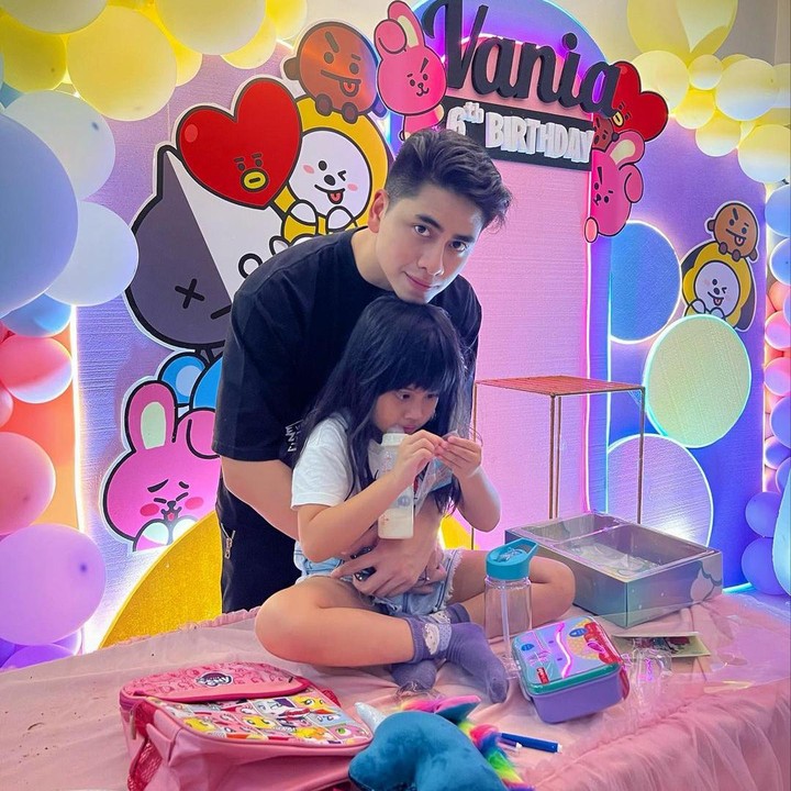 <p>Untuk merayakan hari ulang tahun Vania, keluarganya menggelar pesta bertema BT21 yang merupakan karakter BTS. Di kesempatan itu, hadir pula sang kakak, Athalla Naufal. (Foto: Instagram @athallanaufal7)</p>