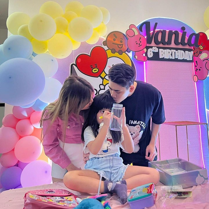 <p>Di acara ulang tahun Vania, Athalla Naufal mengunggah potret manis sekaligus menuliskan doa untuk adiknya lewat Instagram. <em>"Happy birthday hablu, gakerasa kamu udah umur 6 tahun… semoga kamu bisa menjadi anak yang sukses dan rajin sekolahnya, love you forever,"</em> tulis Athalla. (Foto: Instagram @athallanaufal7)</p>