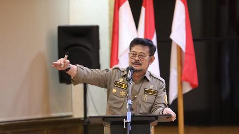 Menteri Pertanian Syahrul Yasin Limpo (Mentan SYL) melakukan panen Sorgum di Desa Carangrejo 