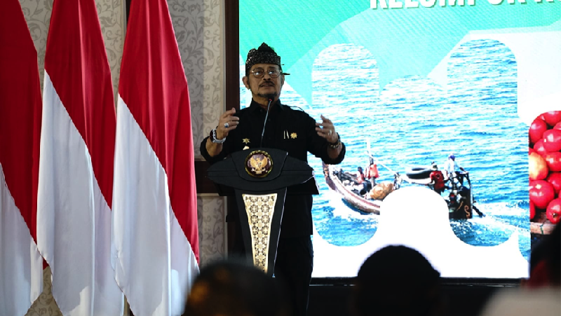 Syahrul Yasin Limpo Mentan dianugerahi tanda kehormatan berupa pin emas lencana utama Adi Bhakti Tani oleh Kontak Tani Nelayan Andalan.