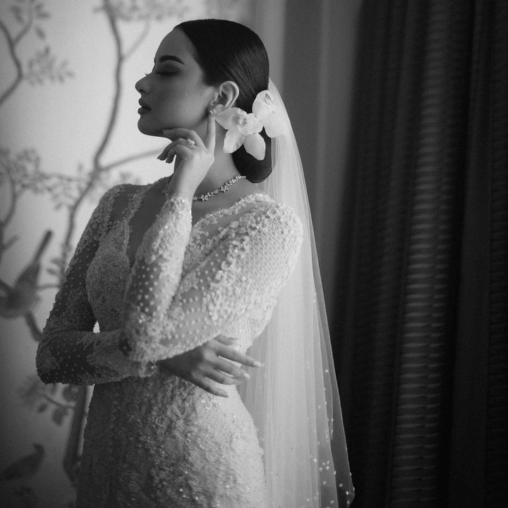<p>Enggak hanya itu, kebaya putih berpayet yang dikenakan Amanda ternyata didesain oleh Sapto Djojokartiko. Penampilan Amanda yang anggun ini pun semakin lengkap dengan kalung yang menghias lehernya. Bagaimana menurut Bunda?(Foto: Instagram @akhairunnisa)<br /><br /><br /></p>