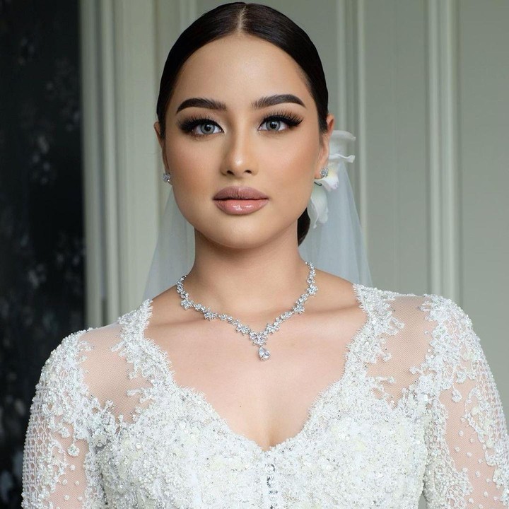 <p>Amanda tampak mengenakan kebaya putih dengan rambut yang ditata modern. MUA Amanda juga mengungkapkan bahwa riasan pada wajah kliennya tersebut mengusung konsep hollywood glam. (Foto: Instagram @bennusorumba)<br /><br /><br /></p>