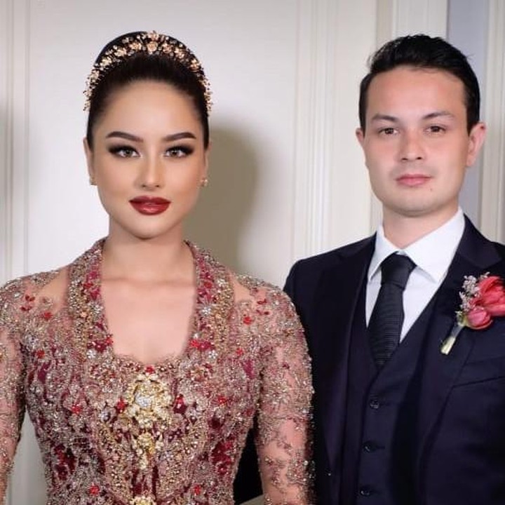 <p>Amanda juga mengenakan kebaya merah untuk resepsi. Tavan juga tampil gagah mengenakan jas hitam dengan bunga berwarna merah di sakunya membuat penampilannya semakin serasi dengan Amanda. (Foto: Instagram @bennusorumba)<br /><br /><br /></p>
