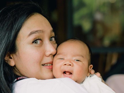 7 Potret Baby Sanne Anak Dea Ananda di Usia 3 Bulan, Makin Mirip Ayah Ariel