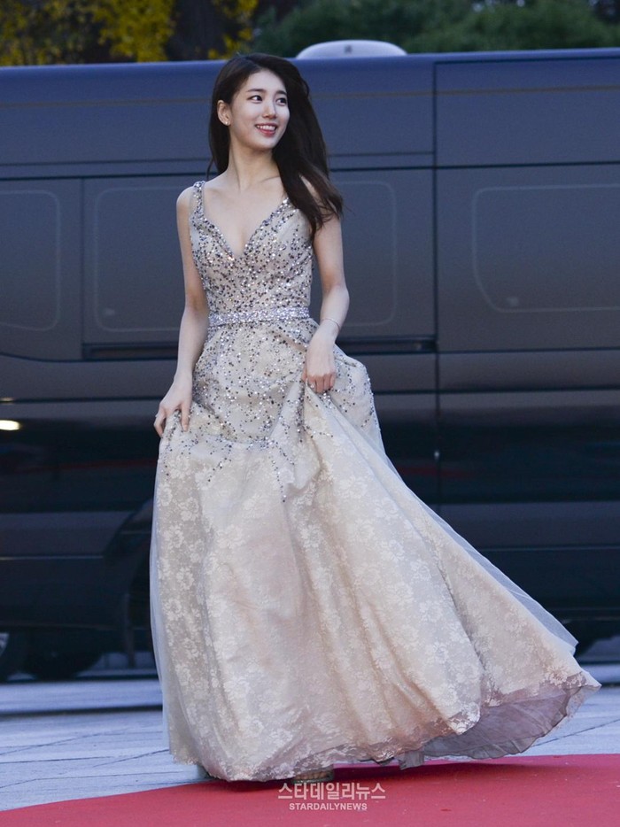 Tampilan rambut yang sederhana serta makeup natural tak membuat kecantikan Bae Suzy memudar. Terbukti, lewat penampilannya dalam balutan gaun berwarna krem di Asia Artist Award tahun 2016, pesona aktris-penyanyi yang satu ini tetap terpancar./ Foto: soompi.com
