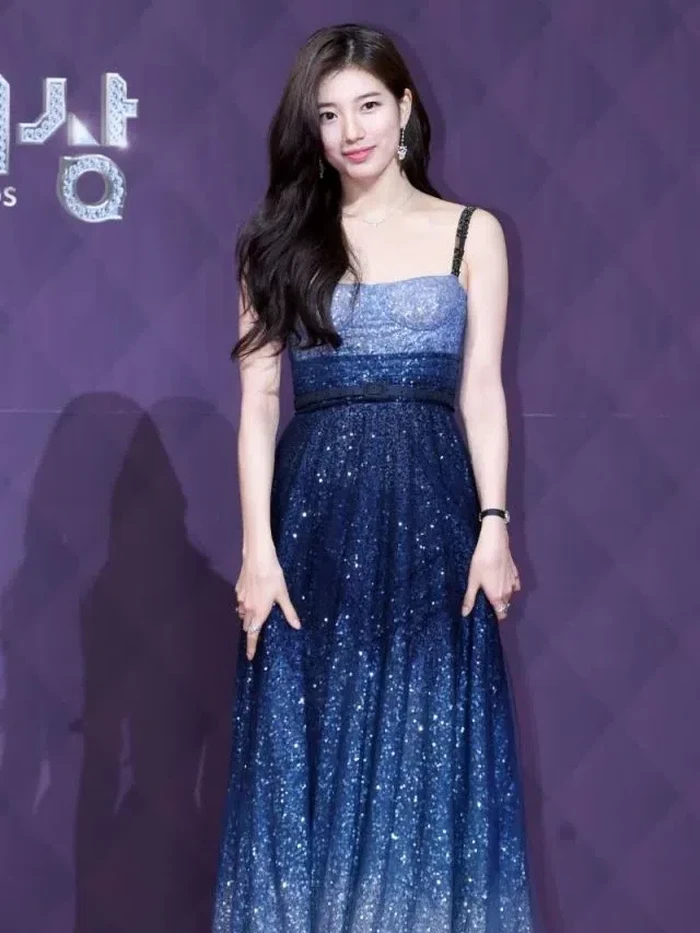 Tampil menawan di SBS Drama Awards pada 2017 lalu, Bae Suzy terlihat layaknya 'The Little Mermaid' dalam balutan dress dengan warna gradasi biru yang indah./ Foto: hancinema.net