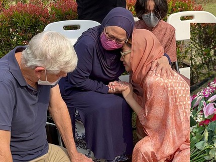 5 Potret Haru BCL dengan Mertua di Makam saat Ultah Mendiang Ashraf