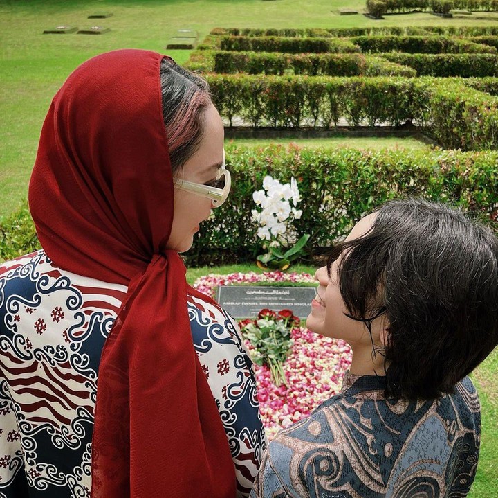 <p>Kita doakan, semoga BCL dan putranya selalu diberi kebahagiaan untuk terus menjalani hidup usai ditinggal Ashraf Sinclair ya, Bunda. (Foto: Instagram @bclsinclair)</p>