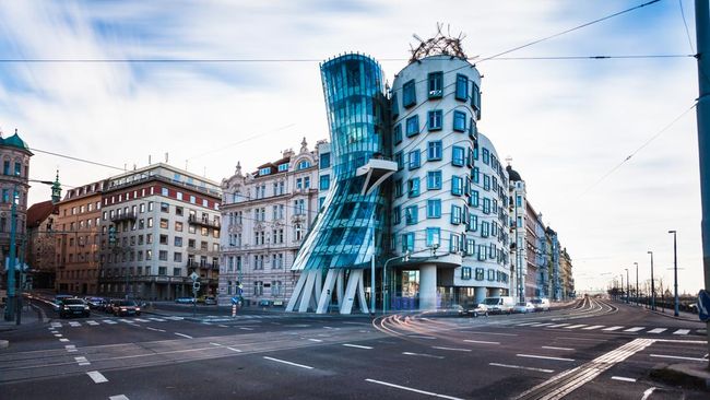 Proyek sembilan lantai bernama The Dancing House atau Rumah Menari selesai pada 1996 dan dinobatkan sebagai "Desain Terbaik 1996" oleh Majalah Time.