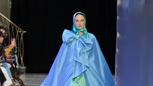 Aksi Para Desainer di London Fashion Week Beri Penghormatan Kepada Ratu Elizabeth II di Runway