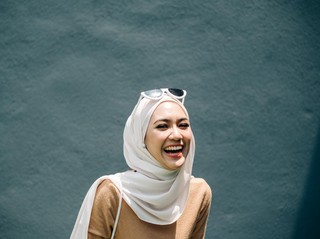 Postur Mungil Sering Ketumpukan Pashmina? Ini Cara Pilih Ukuran yang Pas