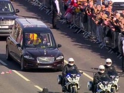 Sorak dan Tangis Warnai Perjalanan Jenazah Ratu Elizabeth ke Kastil Windsor