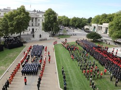 Momen Peti Ratu Elizabeth Tiba di Kastil Windsor
