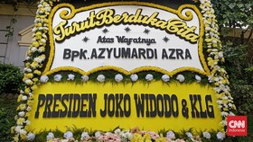 Karangan Bunga Padati Rumah Duka Azyumardi, dari Jokowi hingga Anies