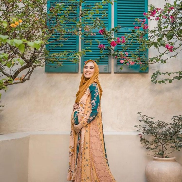 <p>Dalam beberapa pose, Kartika Putri tampak selalu memegang <em>baby bump</em>-nya yang sudah terlihat besar. Wajahnya selalu tersenyum menunjukkan aura bahagia. (Foto: Instagram @kartikaputriworld/ @riomotret)</p>