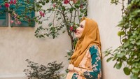 <p>Konsep <em>maternity photoshot</em> Kartika terlihat sangat sederhana. Nuansa dedaunan dan bunga menjadi latar foto kehamilan kedua Kartika Putri nih. (Foto: Instagram @kartikaputriworld/ @riomotret)</p>