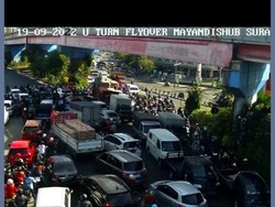 Iring-iringan Demo Tolak BBM Naik Bikin Lalin Surabaya Sempat Macet Total
