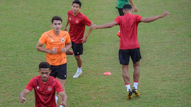 Netizen berharap kiper Timnas Indonesia Nadeo Argawinata bisa kembali 'ngopi' di gawang saat menghadapi Vietnam di semifinal leg kedua Piala AFF 2022.