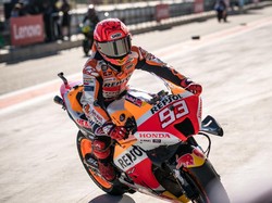 Saat Sarung Tangan Marquez Kesangkut di Motor, Untung Nggak Celaka!