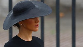 Sekilas Polos, Meghan Markle Pakai Anting Mutiara dari Ratu Elizabeth