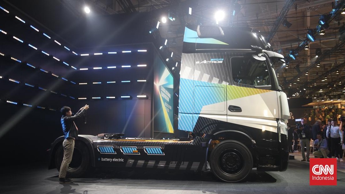 FOTO: Mercedes-Benz Pamer Truk Listrik di IAA Transportation 2022