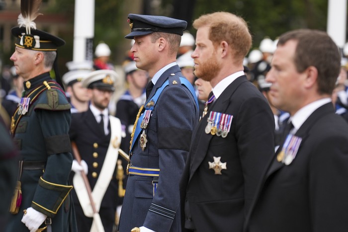 Bangsawan pria seperti Pangeran William diwajibkan memakai seragam militer. Namun karena Pangeran Harry sudah bebas tugas, maka ia pun hadir memakai coat dengan medali. Foto: Samir Hussein/WireImage/Samir Hussein