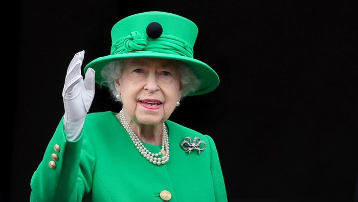 4 Elemen yang Membuat Gaya Ratu Elizabeth II Terlihat Ikonis Semasa Hidupnya!