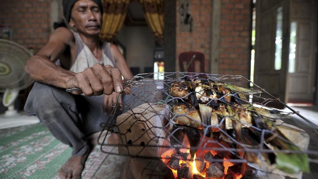 FOTO: Menyulap Limbah Pelepah Pinang Jadi Briket