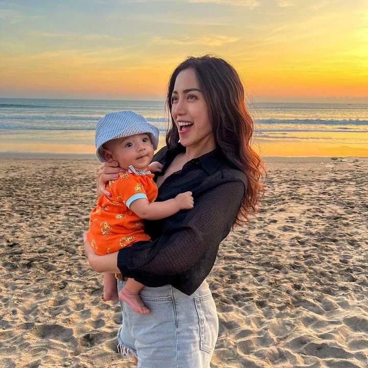<p>Wanita yang akrab disapa Jedar ini juga sering mengunggah foto <em>Baby</em> Don ke laman Instagram-nya. Misalnya saja ketika <em>Baby</em> Don pertama kali pergi ke pantai di Bali. (Foto: Instagram: @inijedar)</p>