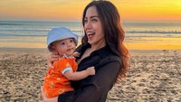 <p>Wanita yang akrab disapa Jedar ini juga sering mengunggah foto <em>Baby</em> Don ke laman Instagram-nya. Misalnya saja ketika <em>Baby</em> Don pertama kali pergi ke pantai di Bali. (Foto: Instagram: @inijedar)</p>