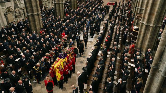 Peti Jenazah Ratu Elizabeth II dibawa ke Westminster Abbey, London, Inggris, untuk dilakukan upacara pemakaman kenegaraan pada Senin (19/9). 
