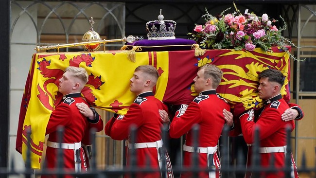 Jenazah Ratu Elizabeth II telah dimakamkan dalam upacara pribadi di Kapel King George VI Memorial, Senin (19/9) malam.