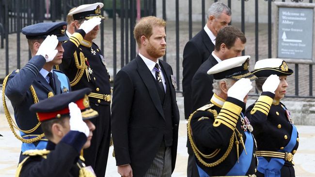 Sumber beberkan alasan Pangeran Harry tak pakai seragam militer di pemakaman Ratu Elizabeth II pada Senin (19/9). 