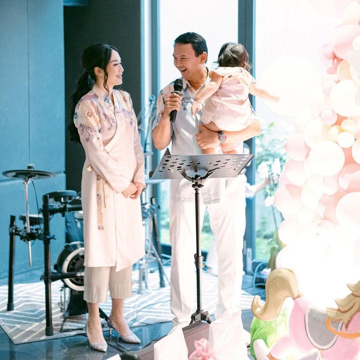 <p>Penampilan cantik Puput Nastiti Devi juga diperlihatkan ketika mereka tengah merayakan ulang tahun Sarah yang pertama. (Foto: Instagram @btpnd @petitebymono)</p>
