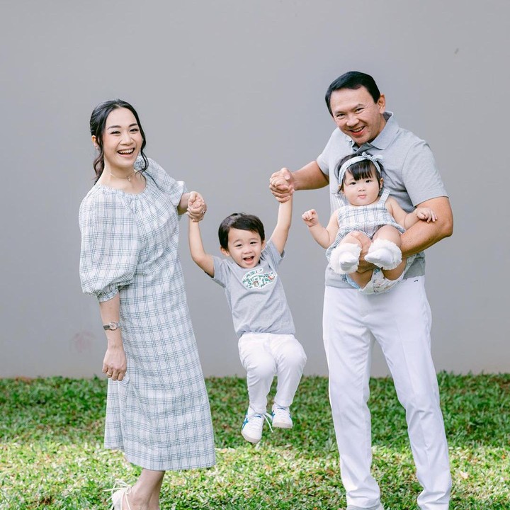 <p>Putra pertama mereka, Yosafat, juga ikut berfoto bersama. Dalam foto itu, Puput Nastiti Devi terlihat cantik dalam balutan <em>long dress</em> berwarna abu-abu muda. (Foto: Instagram @btpnd @petitebymono)</p>