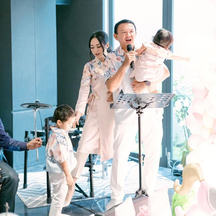 <p>Di acara itu, Puput tampil cantik mengenakan <em>midi dress</em> yang dipadu bersama celana <em>culotte</em> transparan. (Foto: Instagram @btpnd @petitebymono)</p>