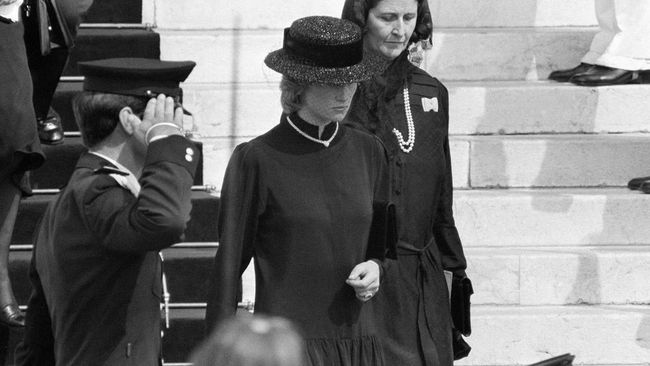 Kate Middleton, Camilla, Meghan Markle memakai perhiasan mutiara. Kenapa mutiara menjadi perhiasan khusus yang dikenakan para wanita kerajaan saat berkabung?
