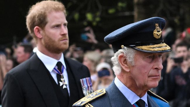 Raja Charles III disebut bakal kangen dengan Harry mengingat anak bungsunya itu berpeluang tak hadir di hari ulang tahun ke-75 pekan depan.
