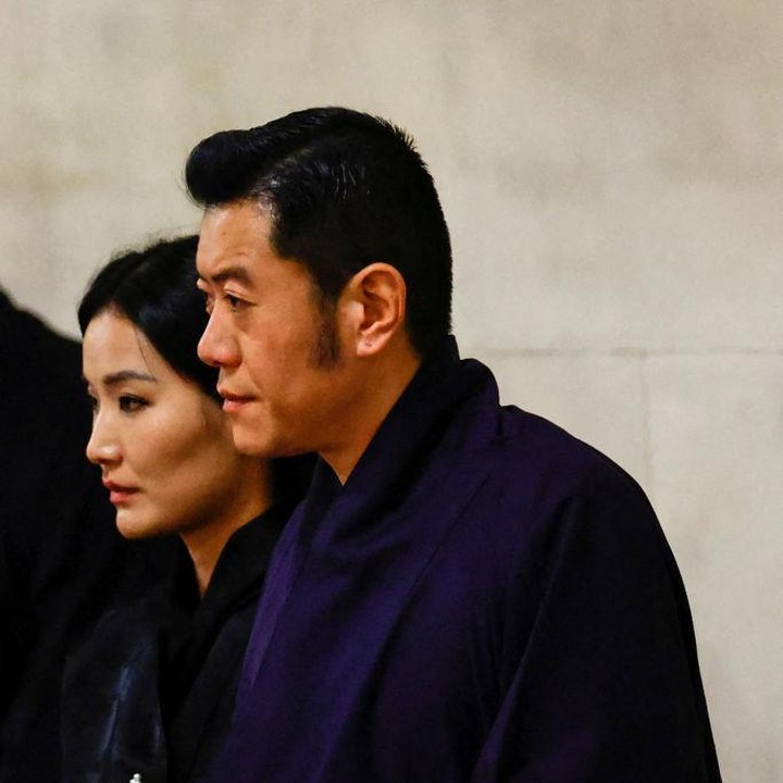 <p>Raja dan Ratu Bhutan menyampaikan belasungkawa mereka untuk kerajaan Inggris. Mereka menghadiri pemakaman Ratu Elizabeth II, Bunda. (Foto: SARAH MEYSSONNIER, John Sibley-WPA Pool/Getty Images)</p>