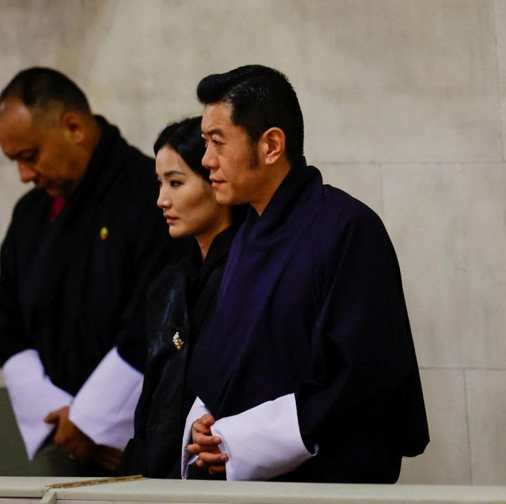 <p>Kehadiran Raja Bhutan dan istrinya menjadi sorotan di kesempatan itu. Sebab, Jetsun Pema terbilang jarang terlihat di depan publik bersama suaminya ketika berada di luar negeri. (Foto: SARAH MEYSSONNIER, John Sibley-WPA Pool/Getty Images)</p>