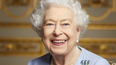 Ratu Elizabeth II Dimakamkan Bersama Cincin & Anting Mutiara Kesayangan