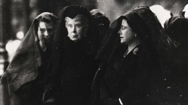 Saat pemakaman Ratu Elizabeth II tak ada lagi kerudung hitam panjang yang dianggap menjadi simbol kemewahan monarki.