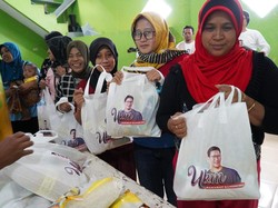 Relawan Sandiaga Bagi Kupon Sembako Murah-Bersihkan Masjid di Sumedang