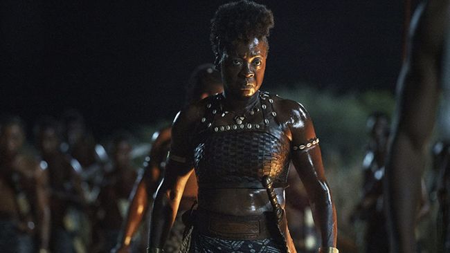 Film epos laga sejarah The Woman King yang dibintangi Viola Davis mencetak perolehan box office fantastis.