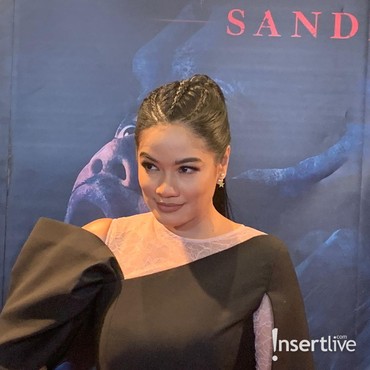 Reaksi Titi Kamal Lihat Foto Pernikahan dengan Miller Khan Ramai di Medsos