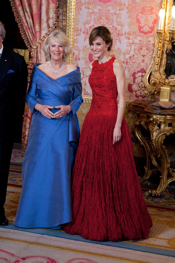 Berkunjung ke Spanyol bersama Pangeran Charles pada tahun 2011, dan disambut Raja Felipe VI dan Ratu Letizia, Camilla terlihat elegan dan chic memakai gaun lengan panjang biru muda. dan Foto: UK Press via Getty Images/Julian Parker