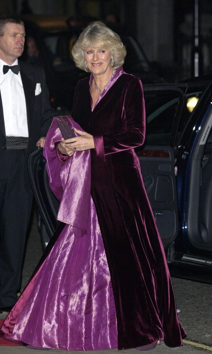 Warna pastel masih jadi favorit namun kali ini menerapkannya dalam pilihan gaun bermaterial velvet yang elegan. Foto: Tim Graham Photo Library via Get/Tim Graham