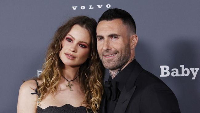 Netizen berang saat dengar kabar Adam Levine selingkuh dengan selebgram kala Behati Prinsloo hamil, bahkan ingin menamai anaknya seperti selingkuhan.