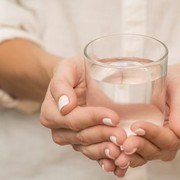 Bisa Bantu Turunkan Berat Badan, Ini 7 Manfaat Kesehatan Minum Air Panas Menurut Ahli!